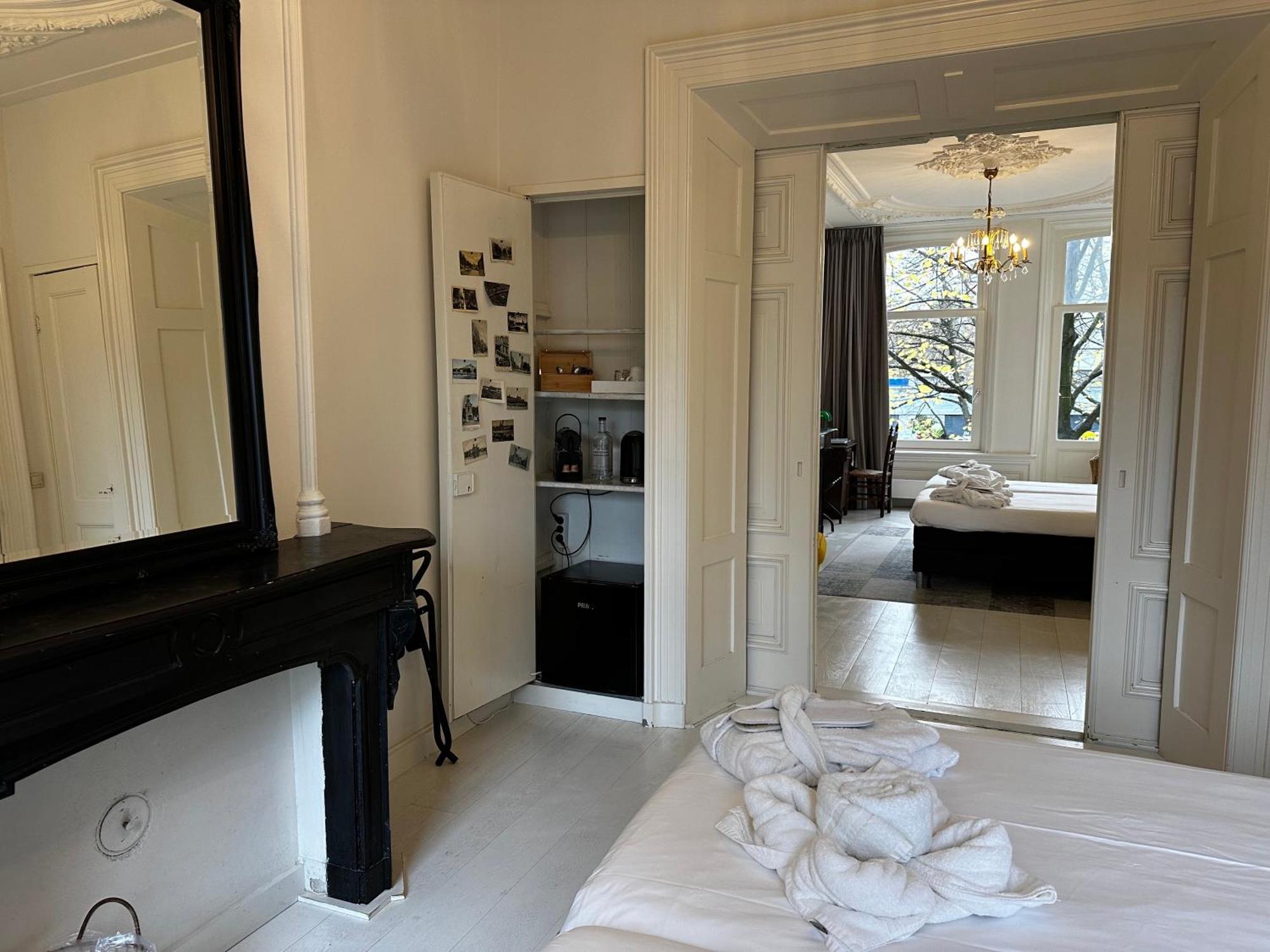 Nine-T-Teen Bed And Boutique Амстердам Екстериор снимка